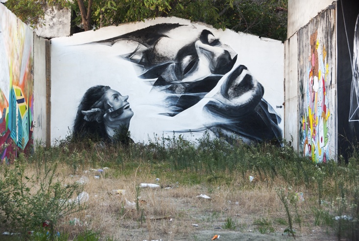 Arte callejero de Atenas: Una obra de arte oculta de iNo, en un patio abandonado en el distrito de Metaxourgeio