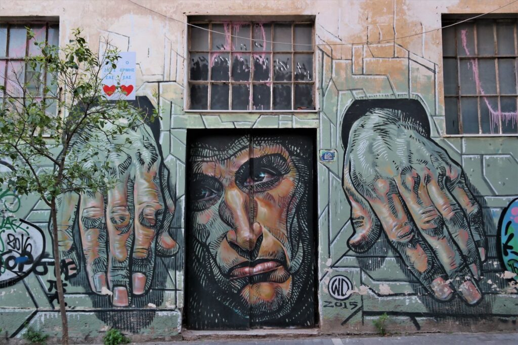 Arte callejero de Atenas: "La esperanza muere al final" de WD, 2015.