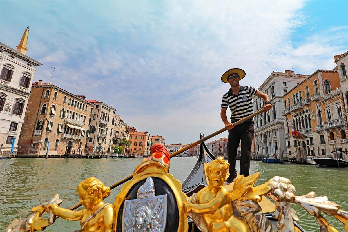 All gondolas in venice italy must. Венеция. Гондолы. Венеция гондольер. Венеция Гальдоньеры. Венеция прогулка на гондоле.