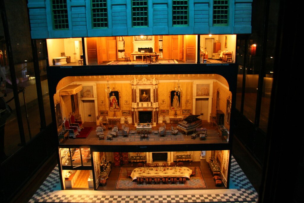  Things to Know Before You Visit / Queen Mary's doll house at Windsor Castle
