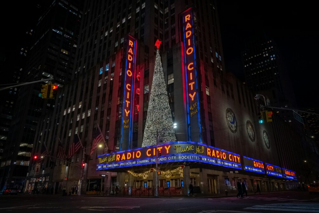 25 Best Places to Visit in New York / Radio City Music Hall